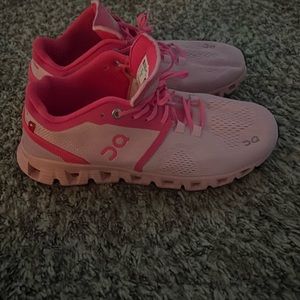 Cute all pink on clouds from a cute boutique! size 7!